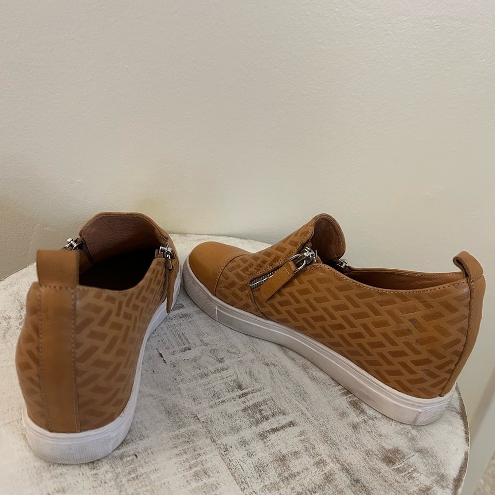 Tan Slip-On leather Sneakers women with Patterned Design size 9 with a side zipp - Picture 4 of 6